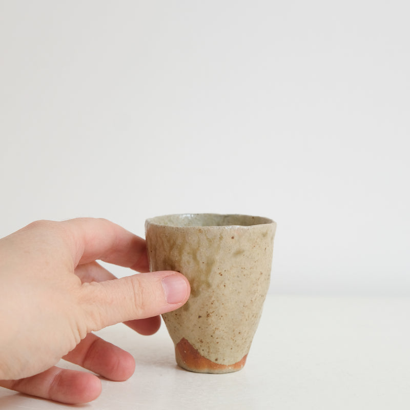 Tasse en grès 75ml, cuisson bois - vert gris et nuances rousses de Judith Lasry chez Brutal Ceramics