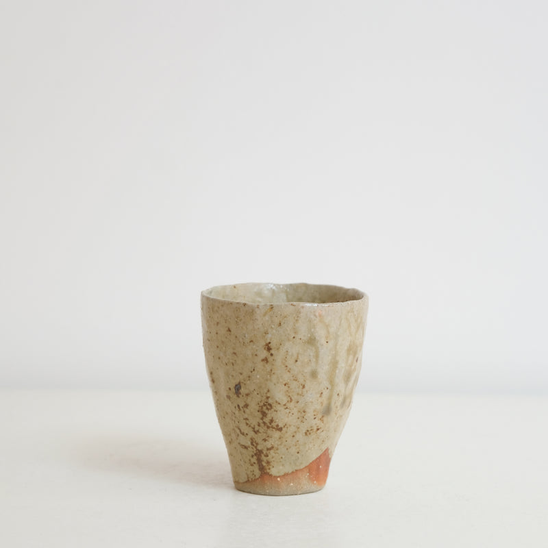 Tasse en grès 75ml, cuisson bois - vert gris et nuances rousses de Judith Lasry chez Brutal Ceramics