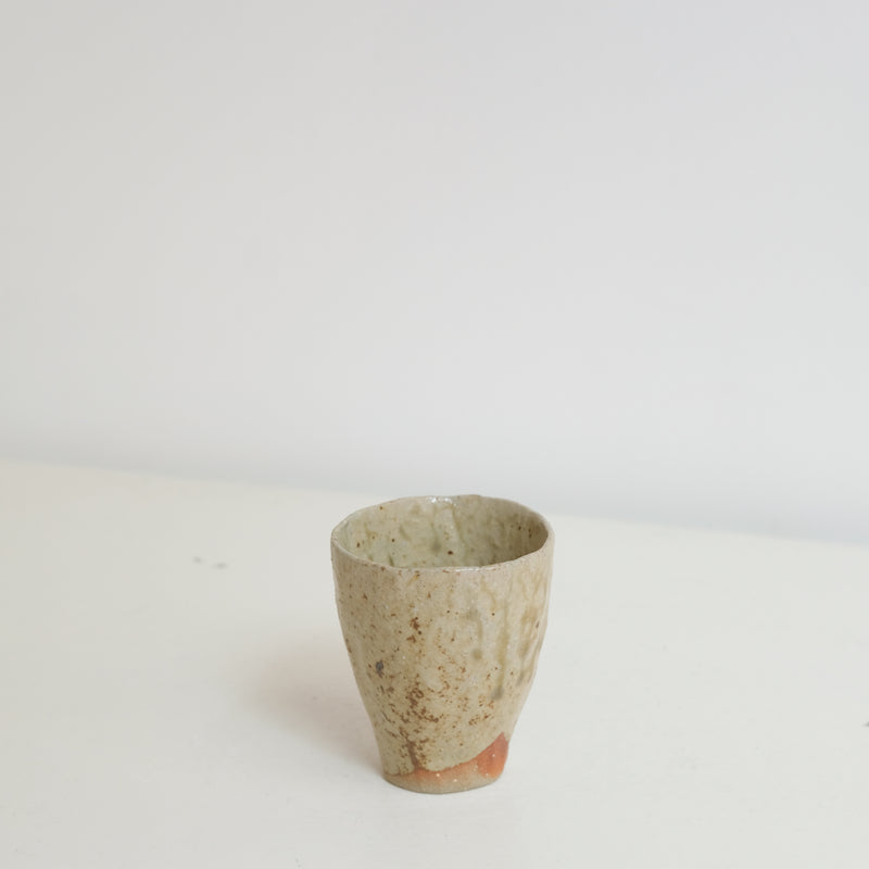 Tasse en grès 75ml, cuisson bois - vert gris et nuances rousses de Judith Lasry chez Brutal Ceramics