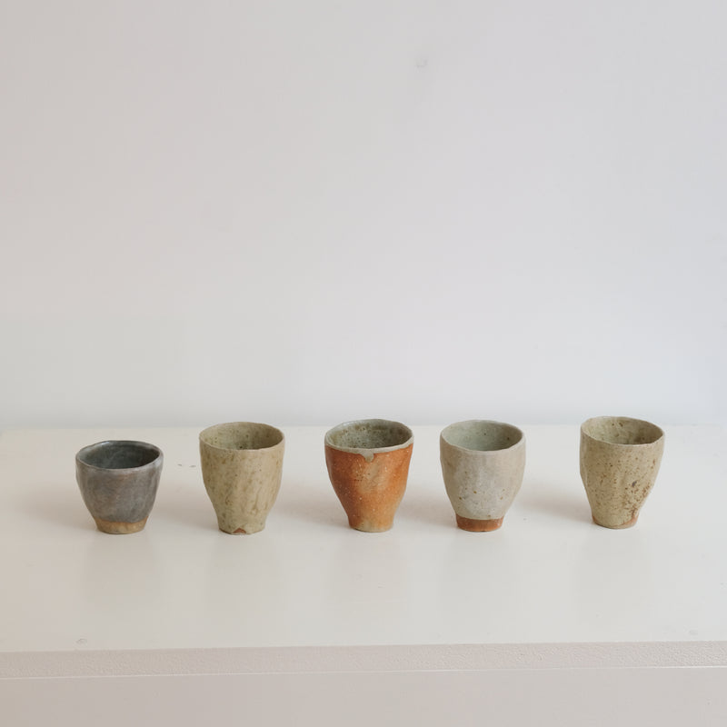 Tasse en grès 75ml, cuisson bois - vert gris de Judith Lasry chez Brutal Ceramics