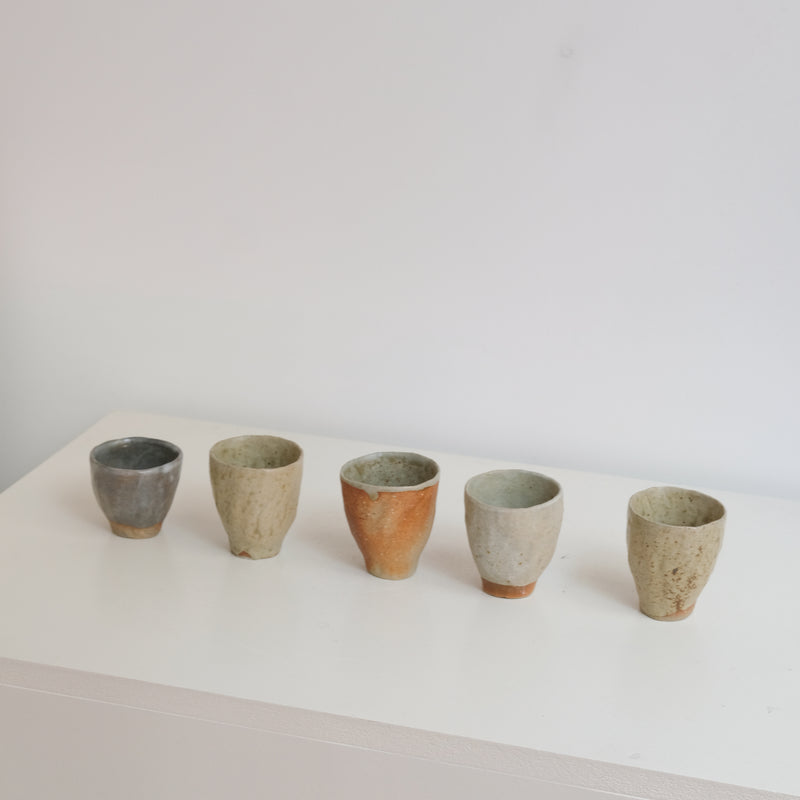 Tasse en grès 75ml, cuisson bois - vert gris et nuances rousses de Judith Lasry chez Brutal Ceramics