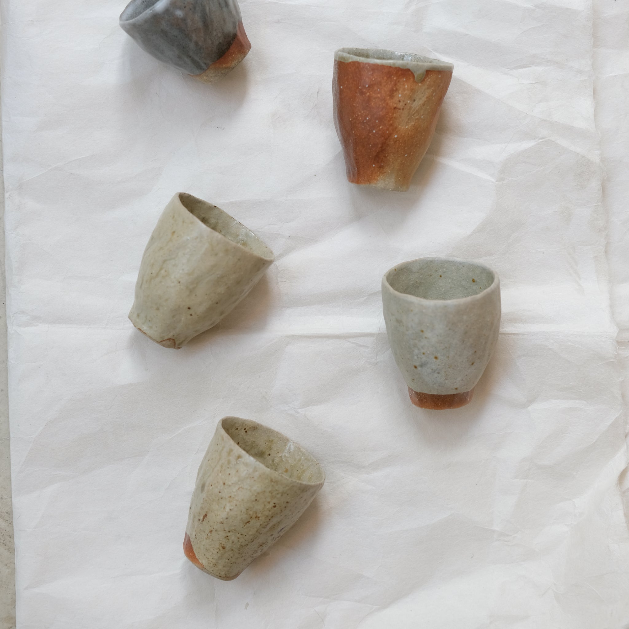 Tasse en grès 75ml, cuisson bois - roux et beige de Judith Lasry chez Brutal Ceramics