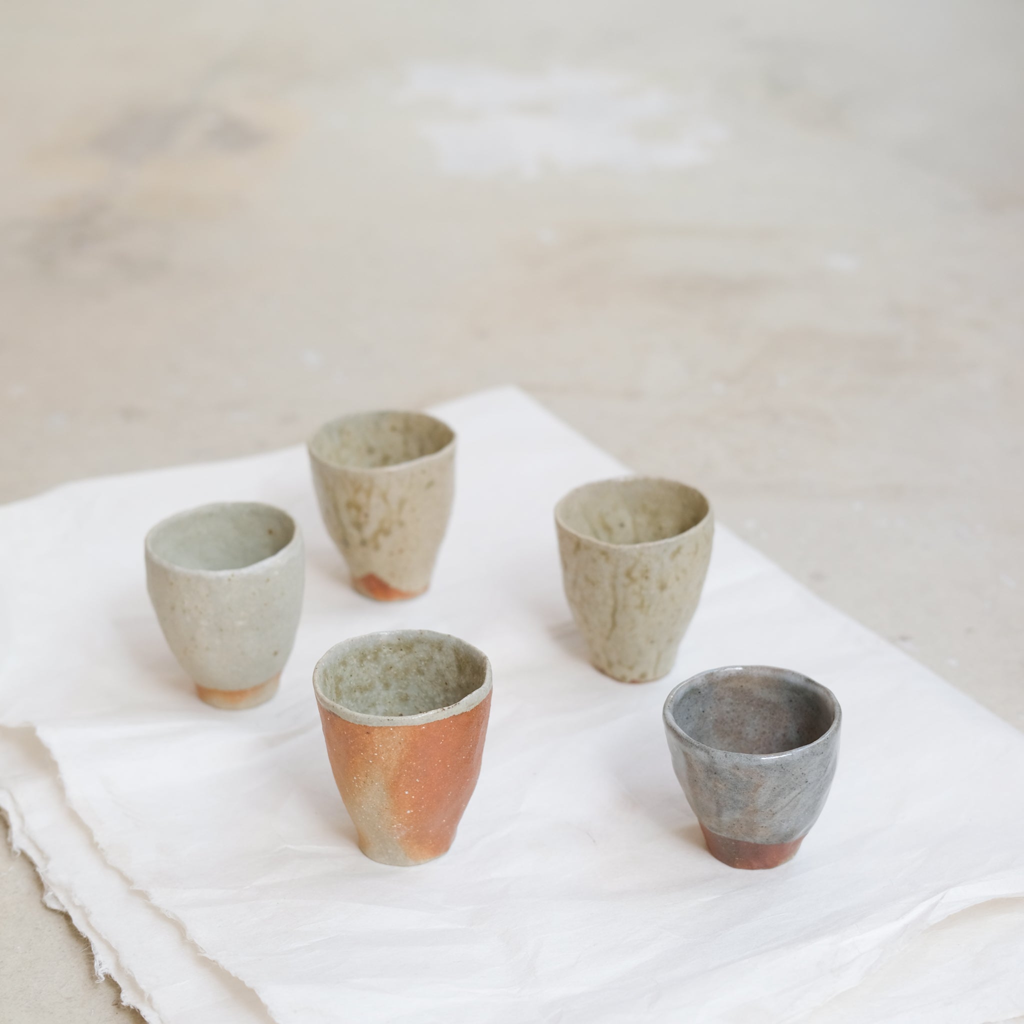 Tasse en grès 75ml, cuisson bois - roux et beige de Judith Lasry chez Brutal Ceramics