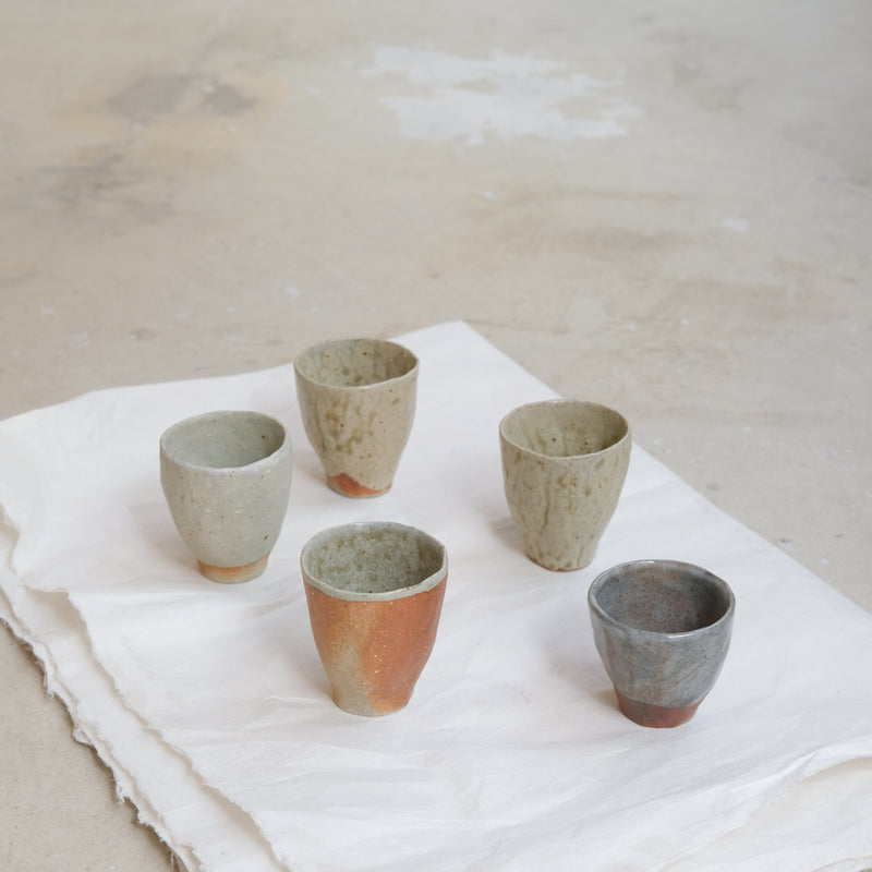 Tasse en grès 75ml, cuisson bois - vert gris et nuances rousses de Judith Lasry chez Brutal Ceramics