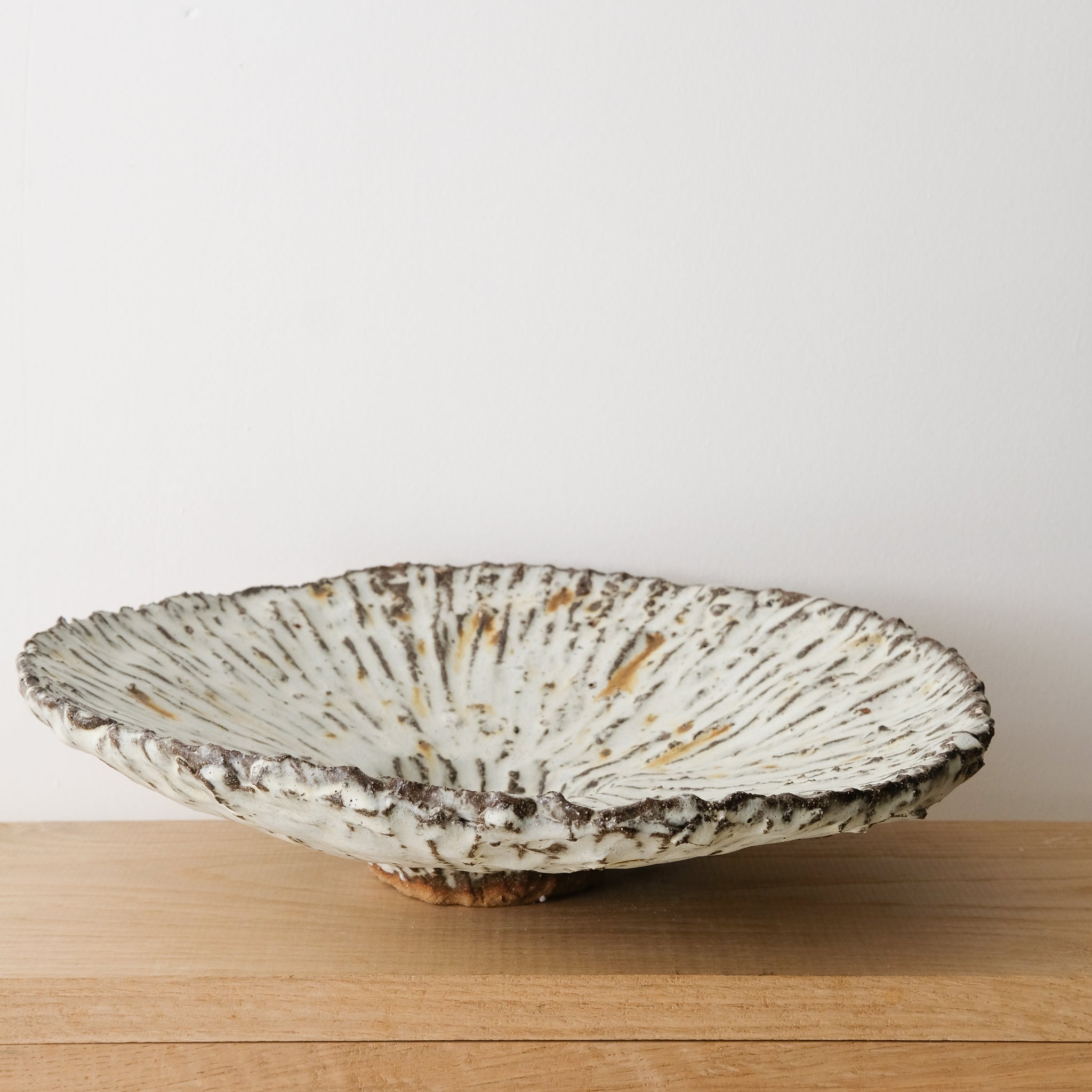 Coupe en terre recoltée D 34cm - blanc mat par Potry chez Brutal Ceramics