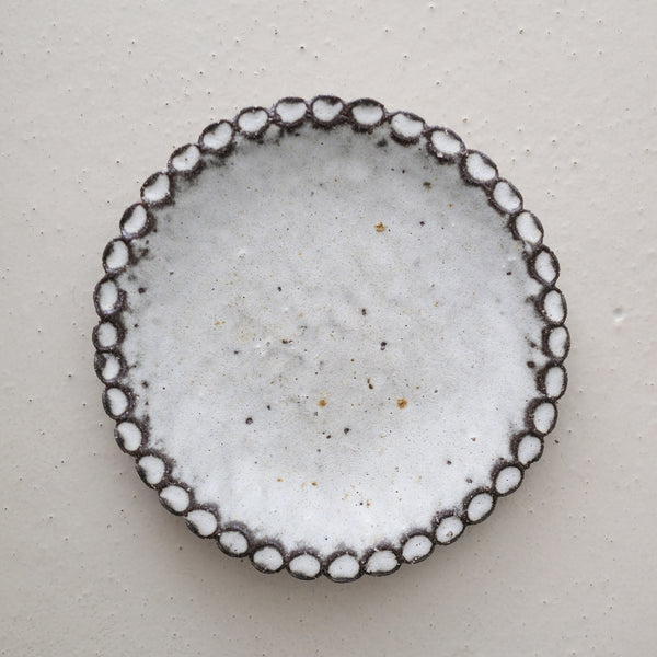 Assiette en terre recoltée D 22cm - blanc mat par Potry chez Brutal Ceramics