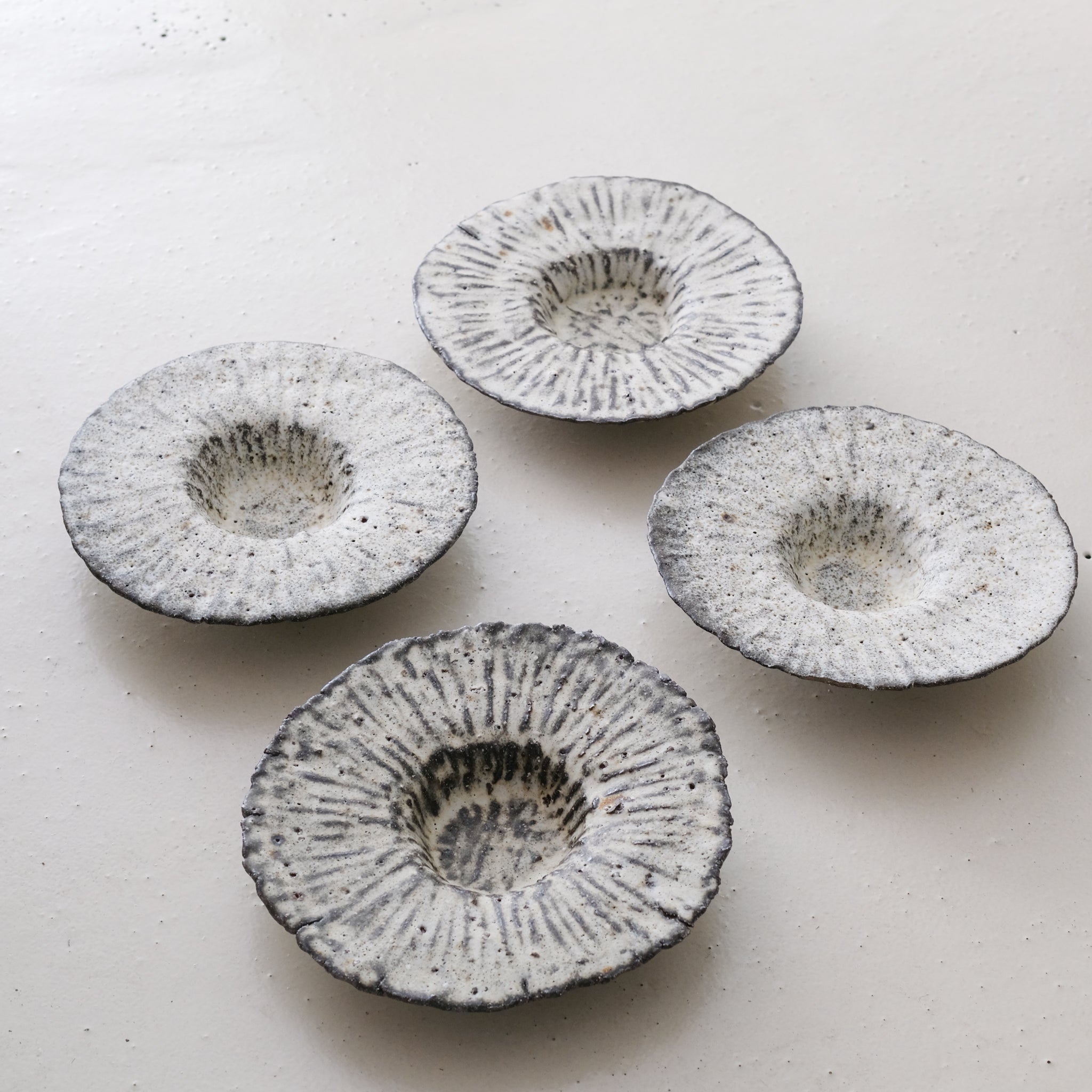 Assiette en terre recoltée D 19,5cm - blanc mat par Potry chez Brutal Ceramics