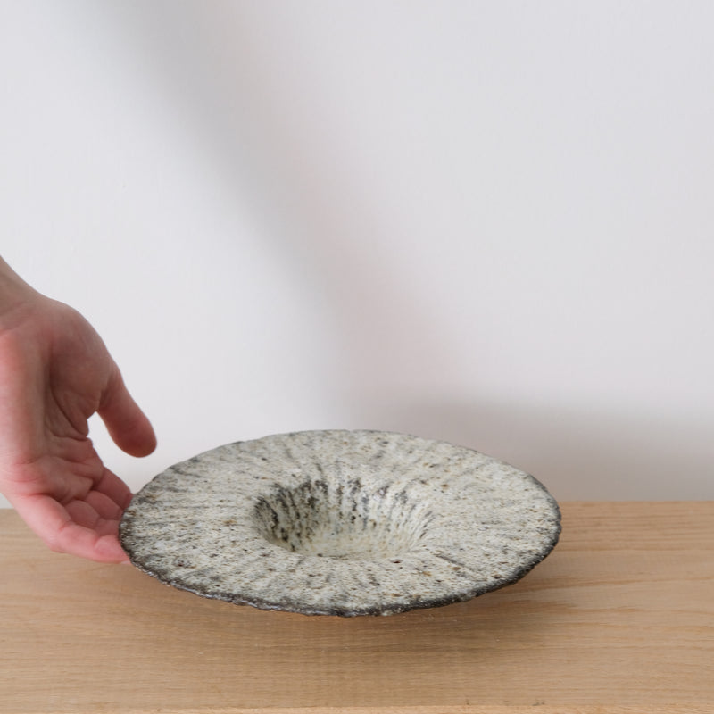 Assiette en terre recoltée D 19,5cm - blanc mat par Potry chez Brutal Ceramics