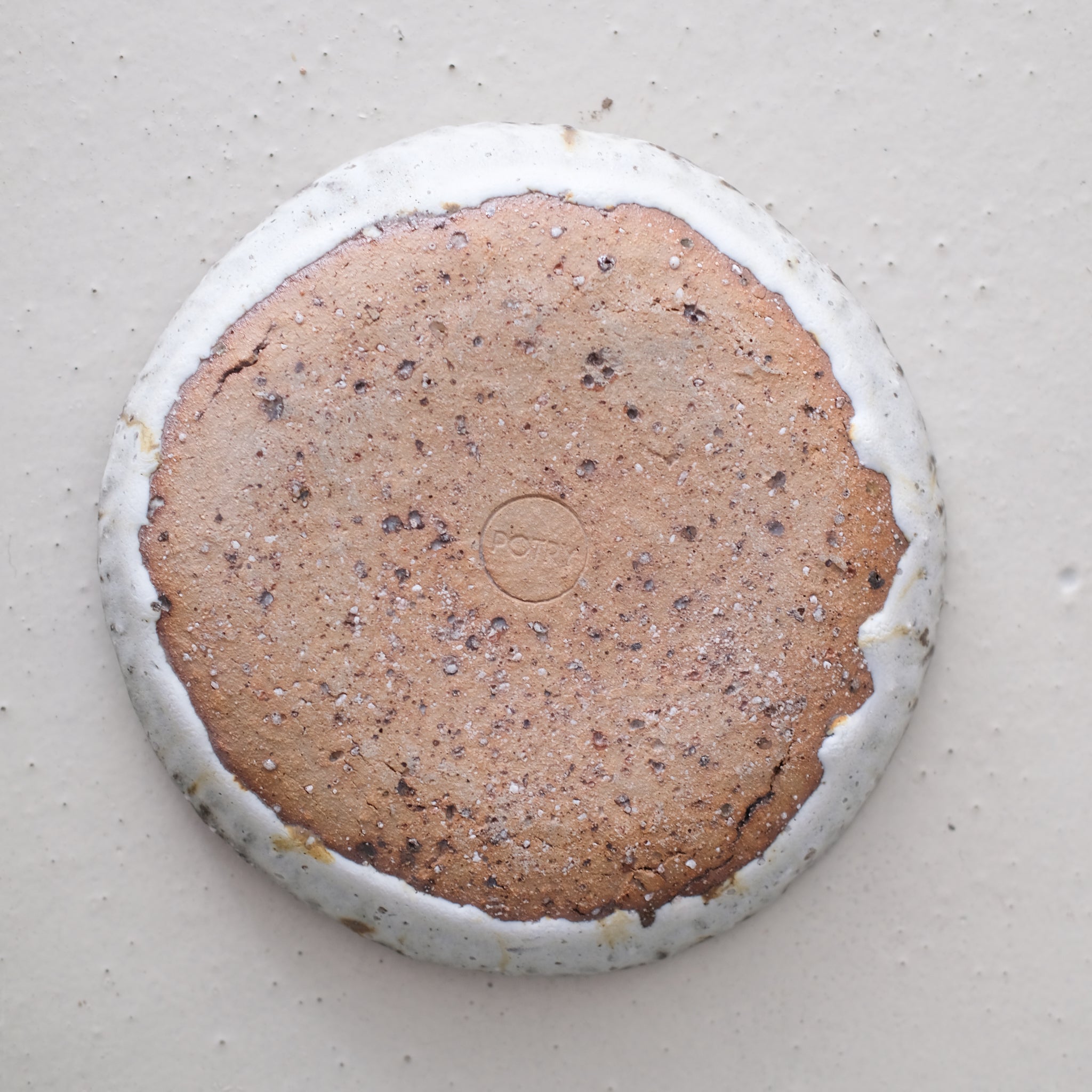 Assiette creuse en terre recoltée D 11cm - blanc mat par Potry chez Brutal Ceramics