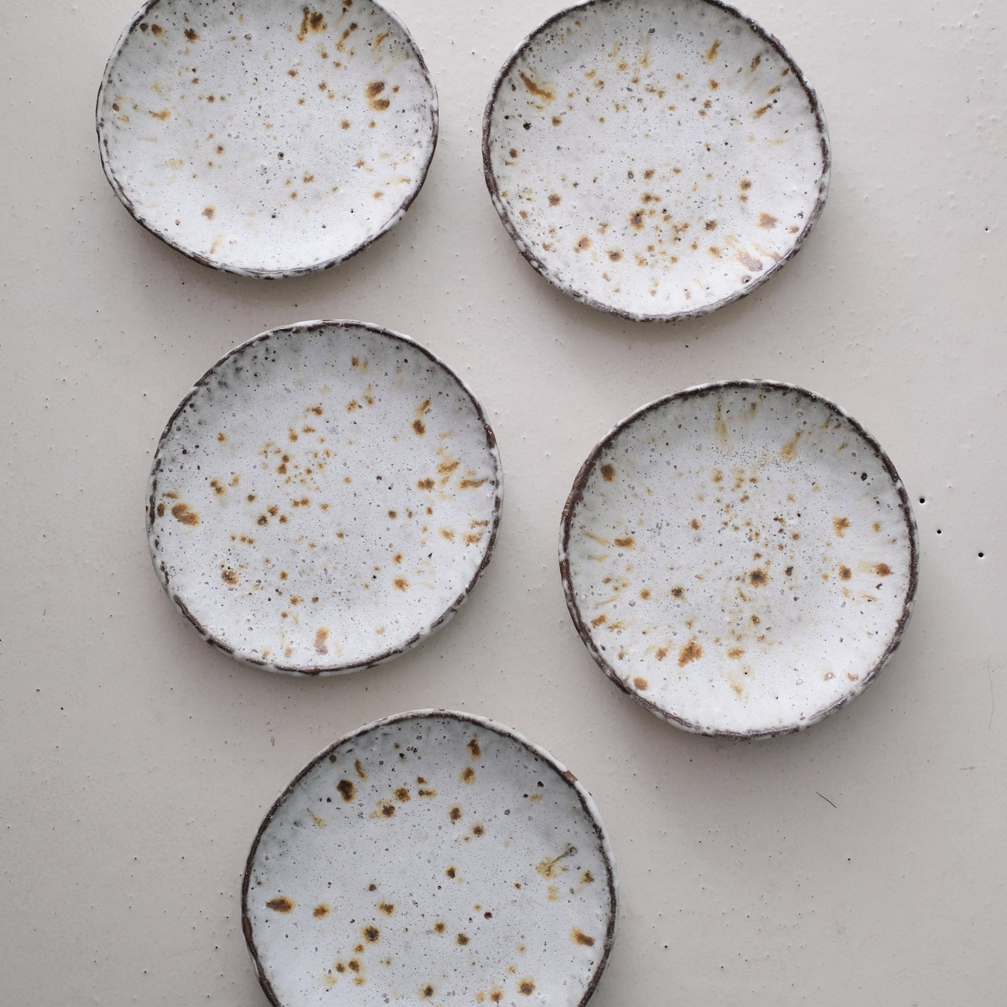 Assiette creuse en terre recoltée D 11cm - blanc mat par Potry chez Brutal Ceramics