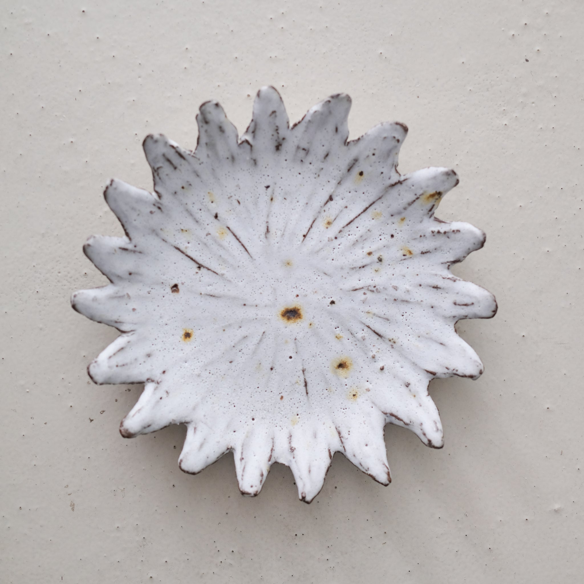 Assiette "soleil" en terre recoltée D 20cm - blanc mat par Potry chez Brutal Ceramics