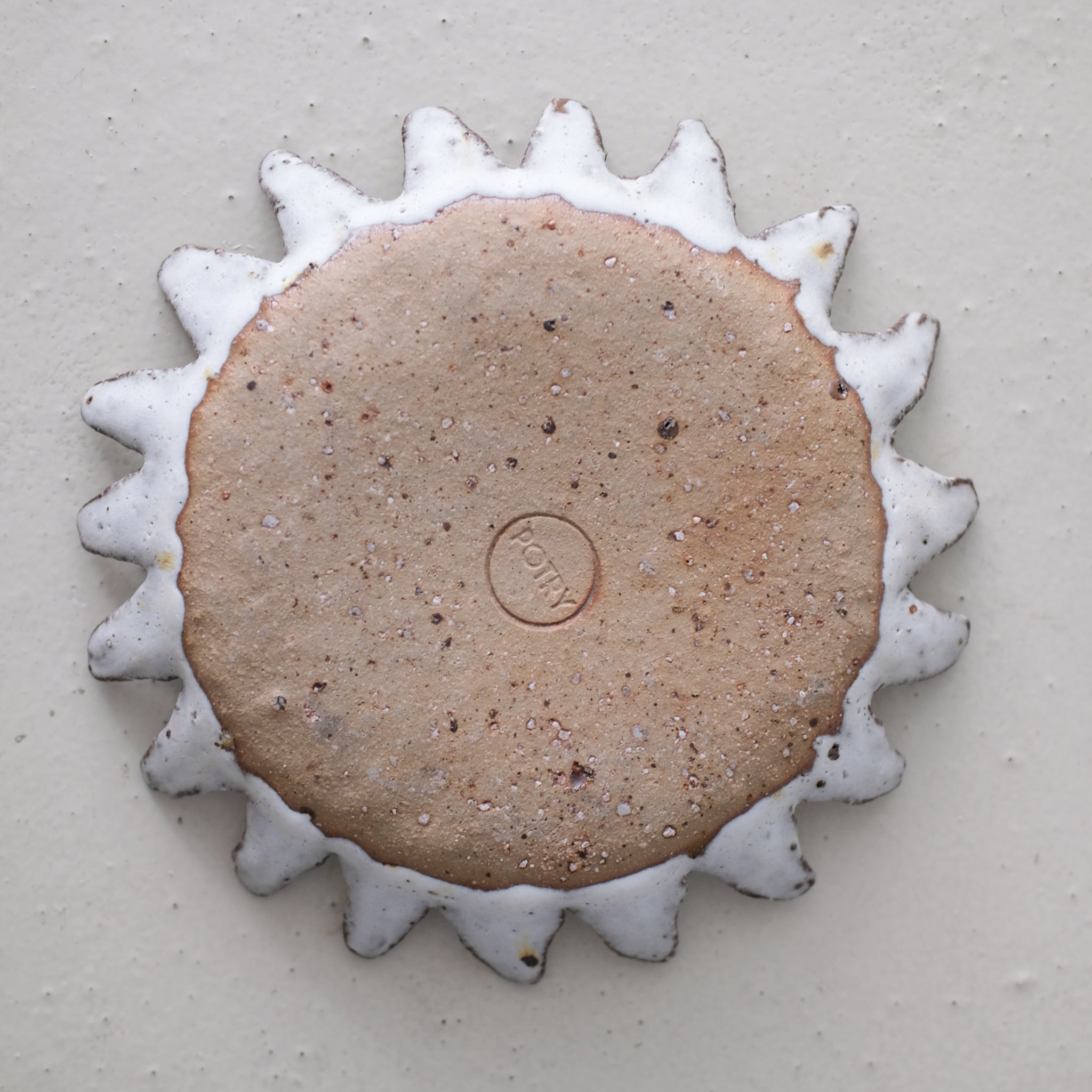 Assiette "soleil" en terre recoltée D 20cm - blanc mat par Potry chez Brutal Ceramics