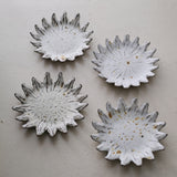 Assiette "soleil" en terre recoltée D 20cm - blanc mat par Potry chez Brutal Ceramics