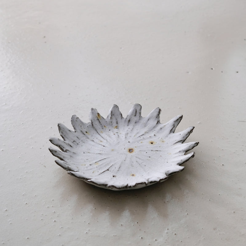 Assiette "soleil" en terre recoltée D 20cm - blanc mat par Potry chez Brutal Ceramics