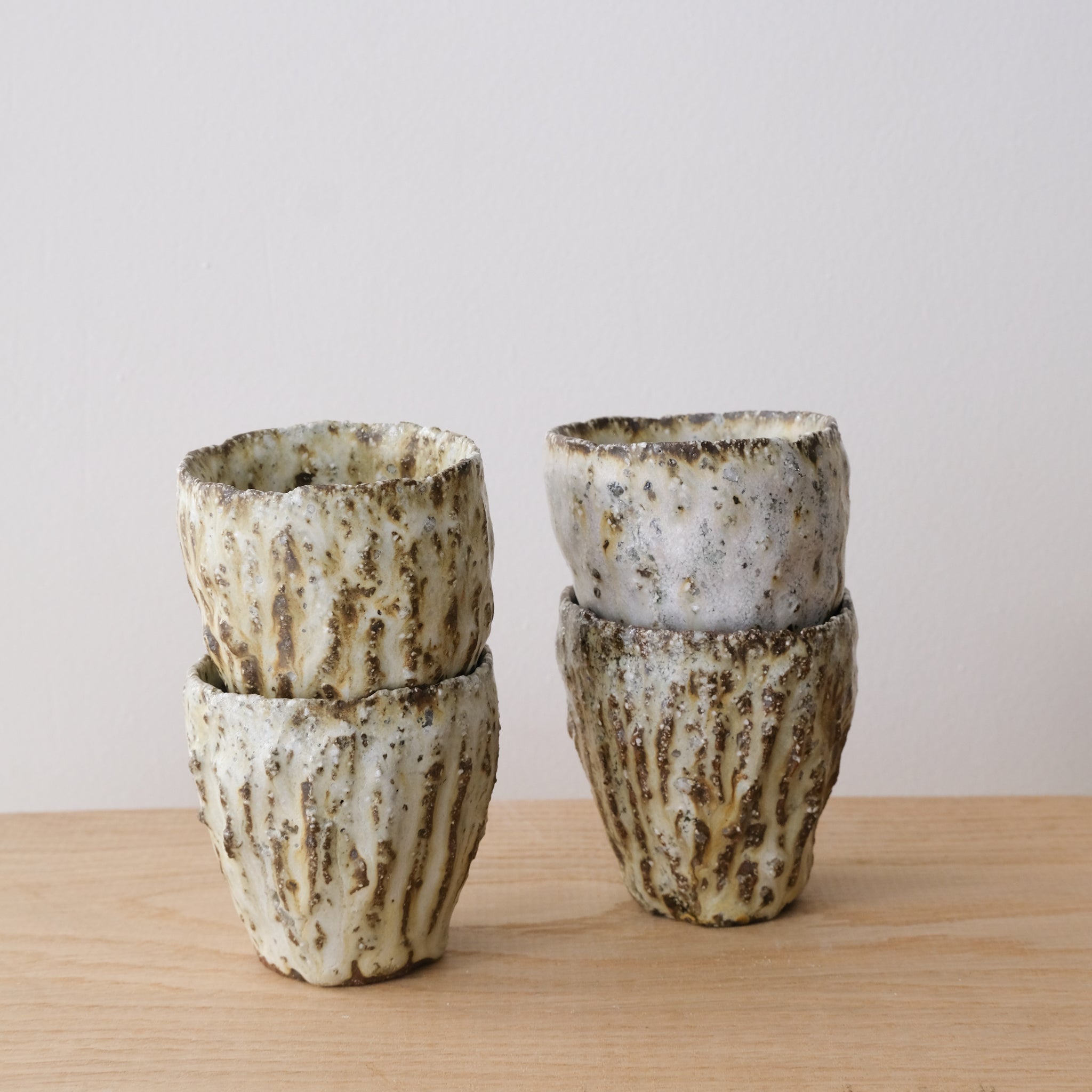 Tasse striée en terre recoltée cuisson feu 115 ml - blanc brun par Potry chez Brutal Ceramics