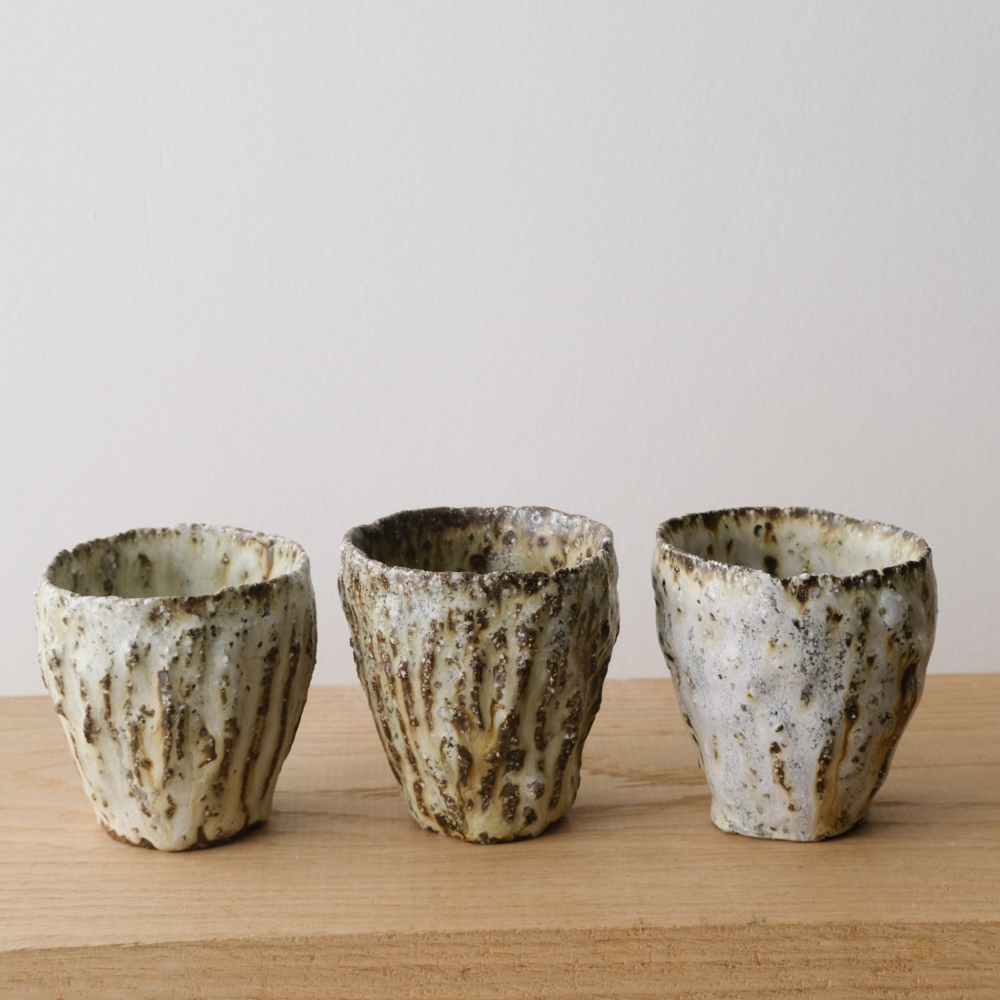 Tasse striée en terre recoltée cuisson feu 115 ml - blanc brun par Potry chez Brutal Ceramics