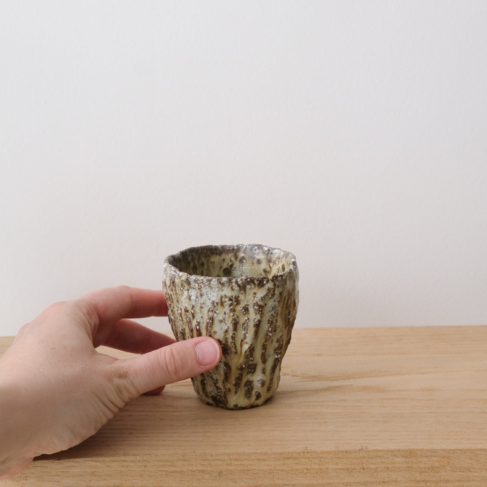 Tasse striée en terre recoltée cuisson feu 115 ml - blanc brun par Potry chez Brutal Ceramics