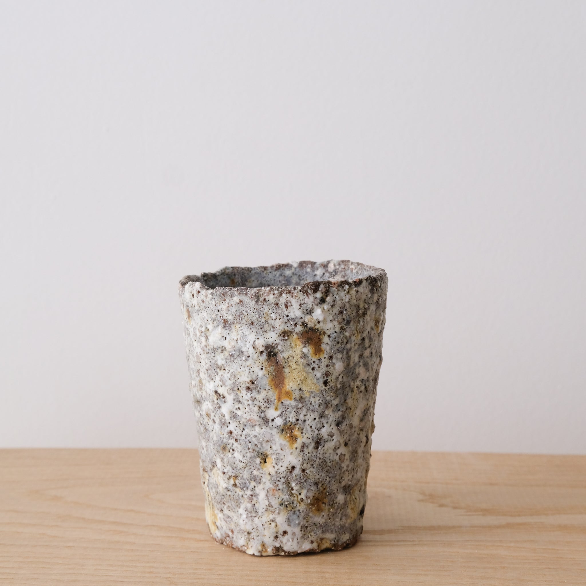 Tasse en terre recoltée 150 ml - gris caillou - par Potry chez Brutal Ceramics