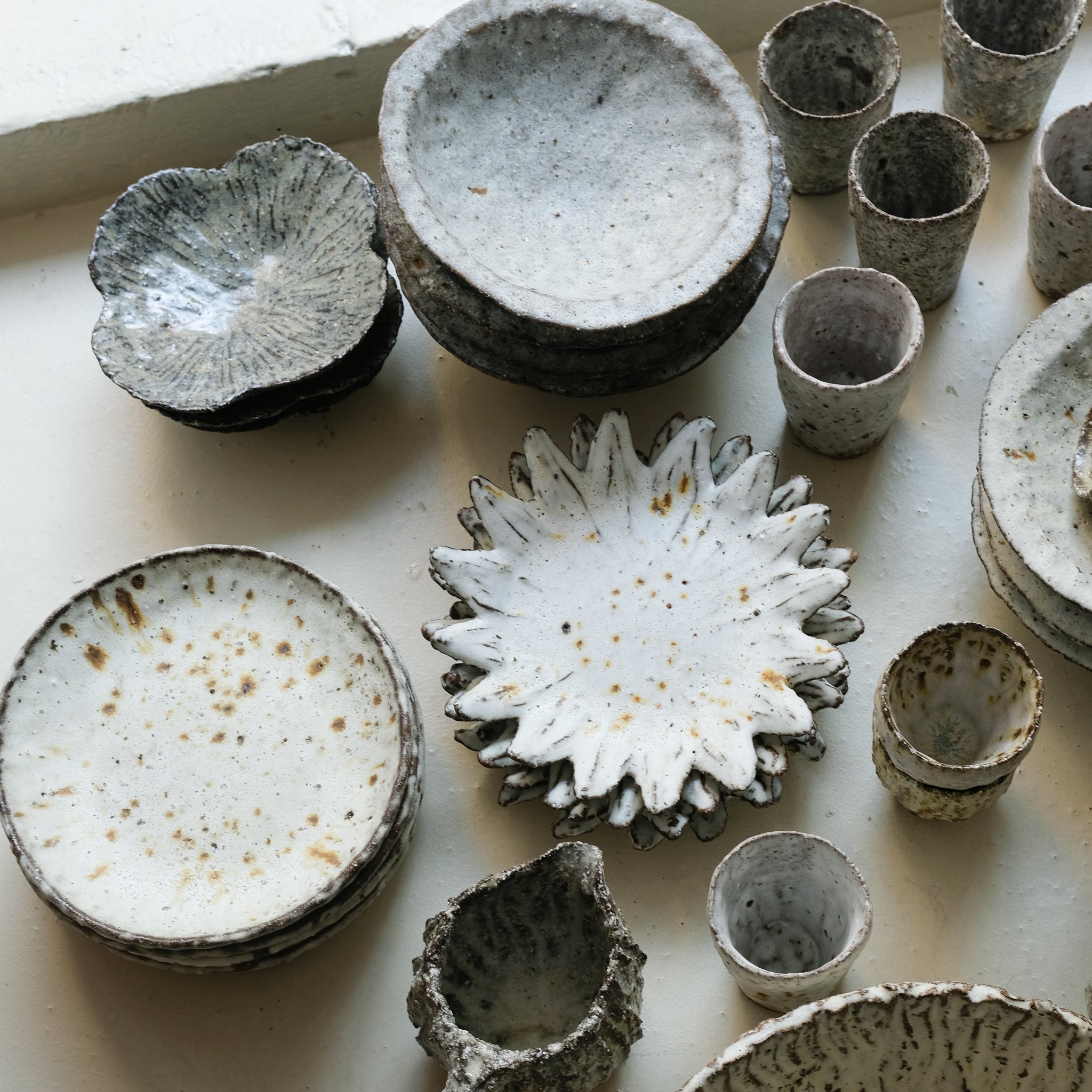 Assiette creuse en terre recoltée D 11cm - blanc mat par Potry chez Brutal Ceramics