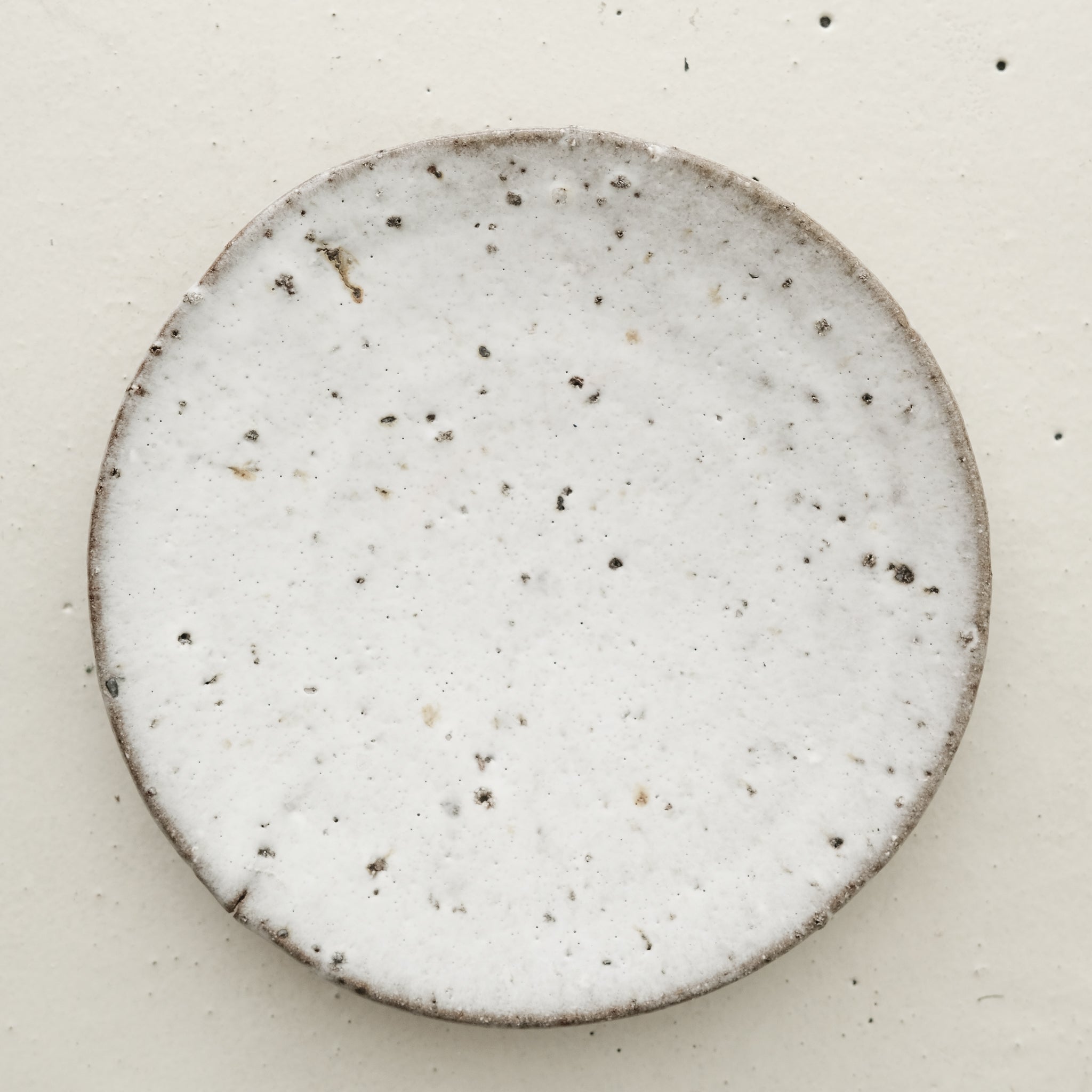 Assiette en terre d'Aizenay D 22cm / Blanc satiné texturé Benoit Audureau chez Brutal Ceramics