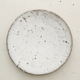 Assiette en terre d'Aizenay D 22cm / Blanc satiné texturé Benoit Audureau chez Brutal Ceramics