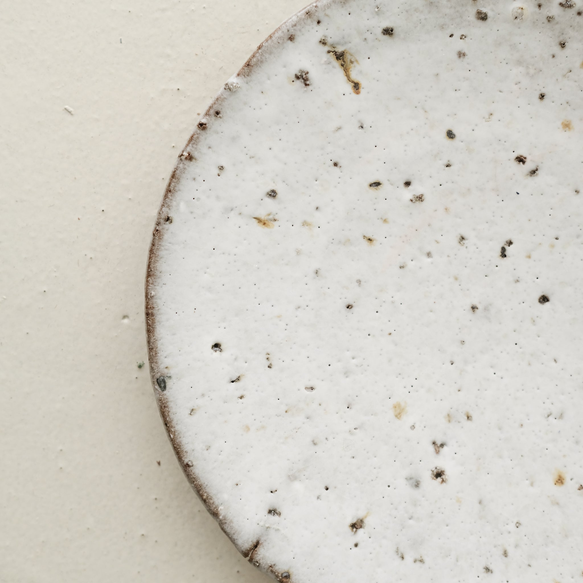 Assiette en terre d'Aizenay D 22cm / Blanc satiné texturé Benoit Audureau chez Brutal Ceramics