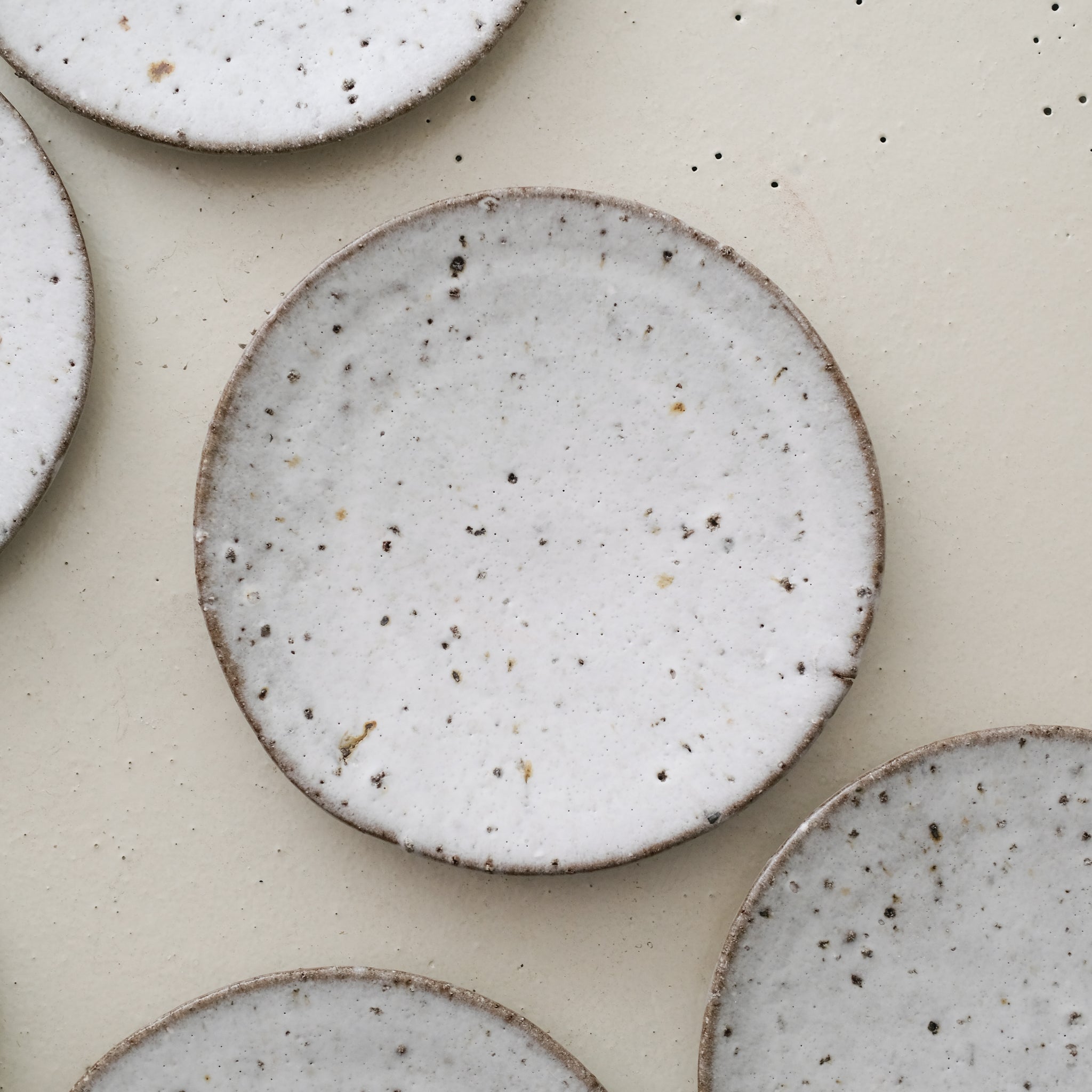 Assiette en terre d'Aizenay D 22cm / Blanc satiné texturé Benoit Audureau chez Brutal Ceramics