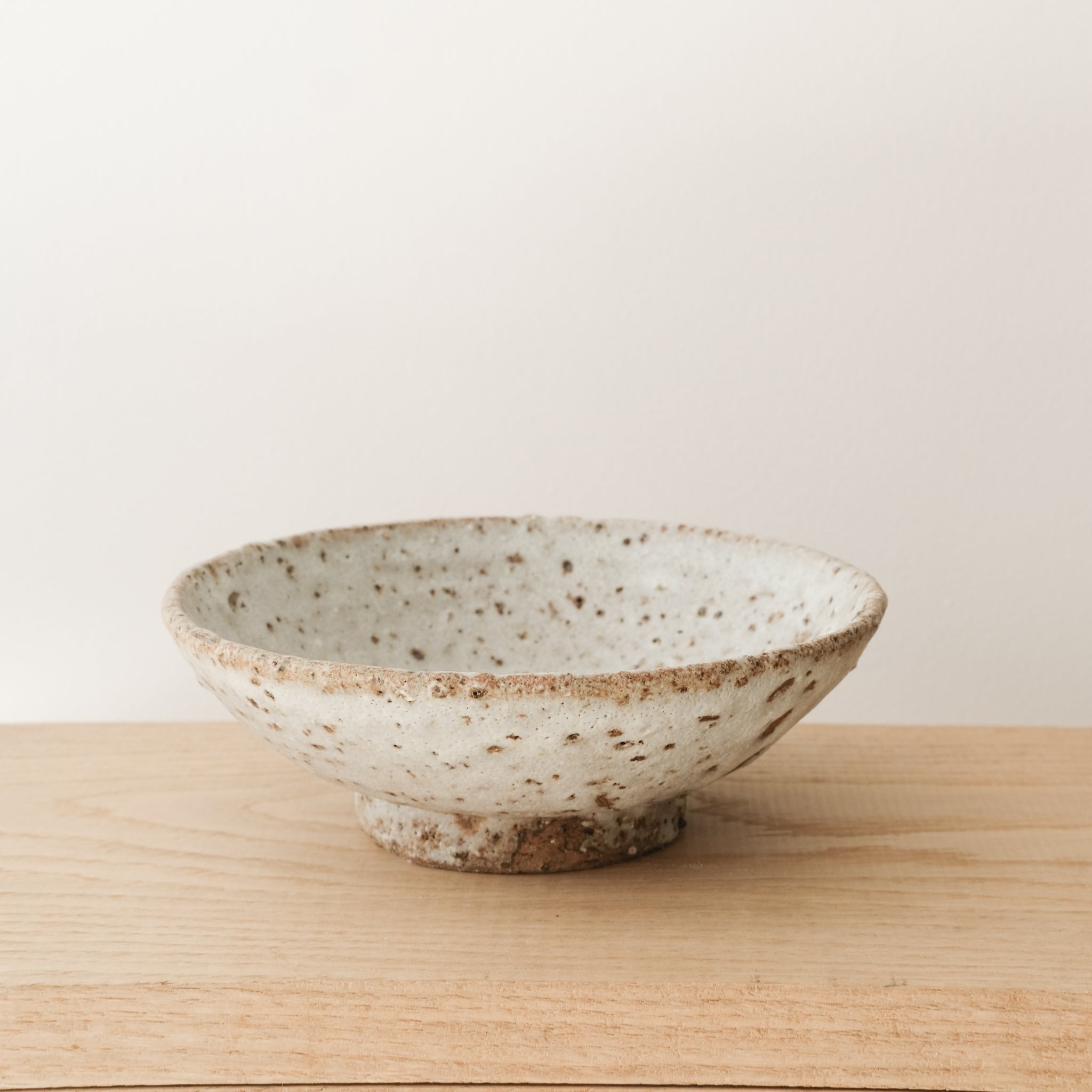 Bol coupe D 17cm  / Blanc gris mat par Benoit Audureau chez Brutal Ceramics