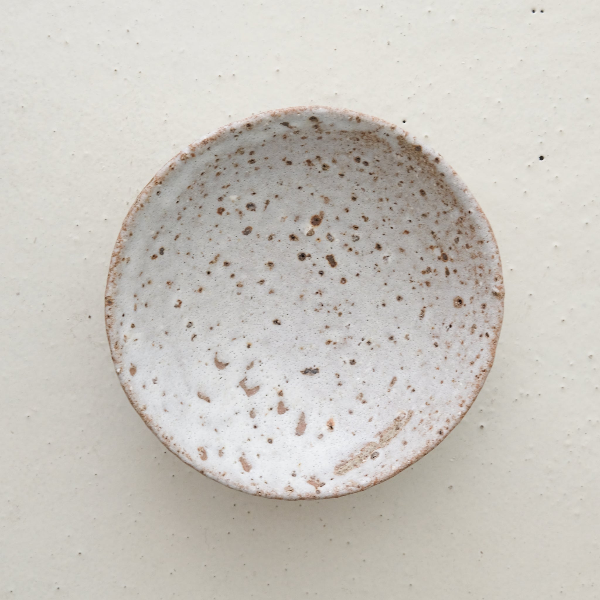 Bol coupe D 17cm  / Blanc gris mat par Benoit Audureau chez Brutal Ceramics