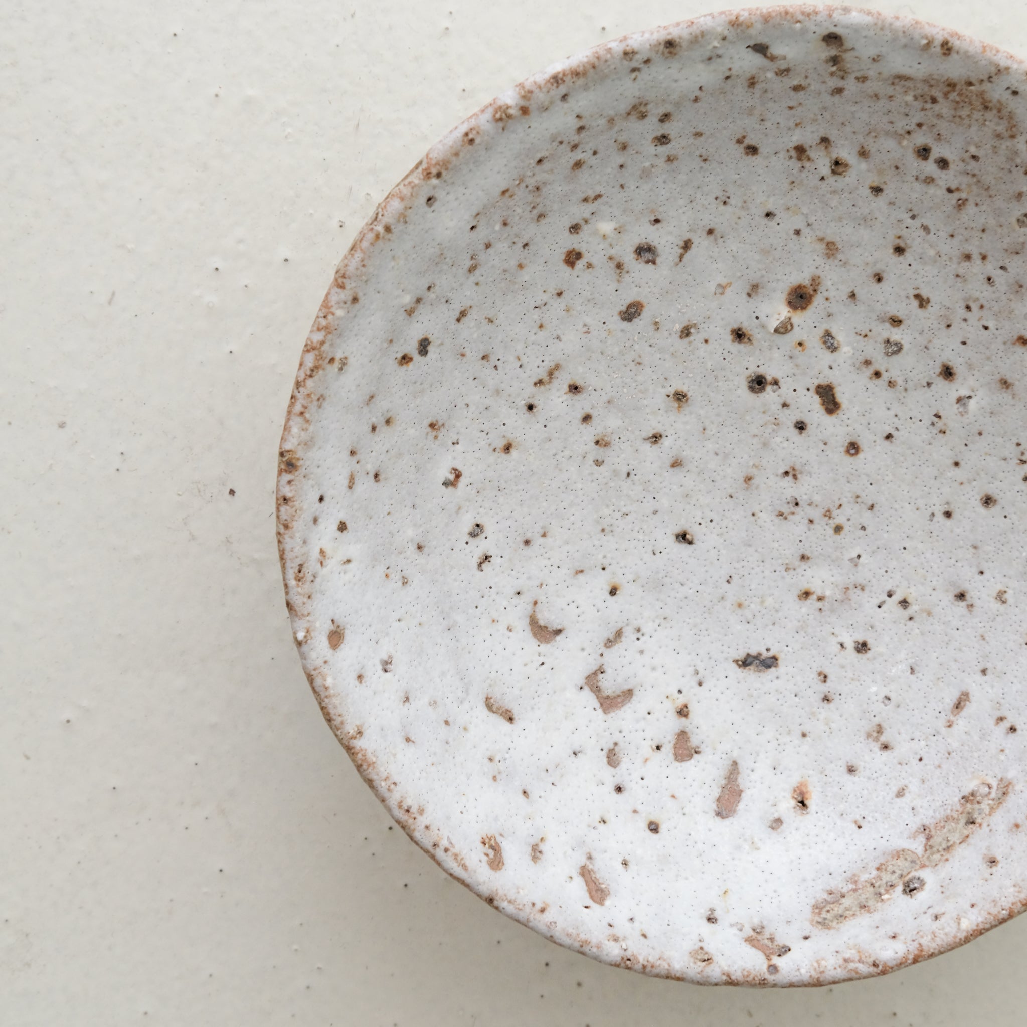 Bol coupe D 17cm  / Blanc gris mat par Benoit Audureau chez Brutal Ceramics