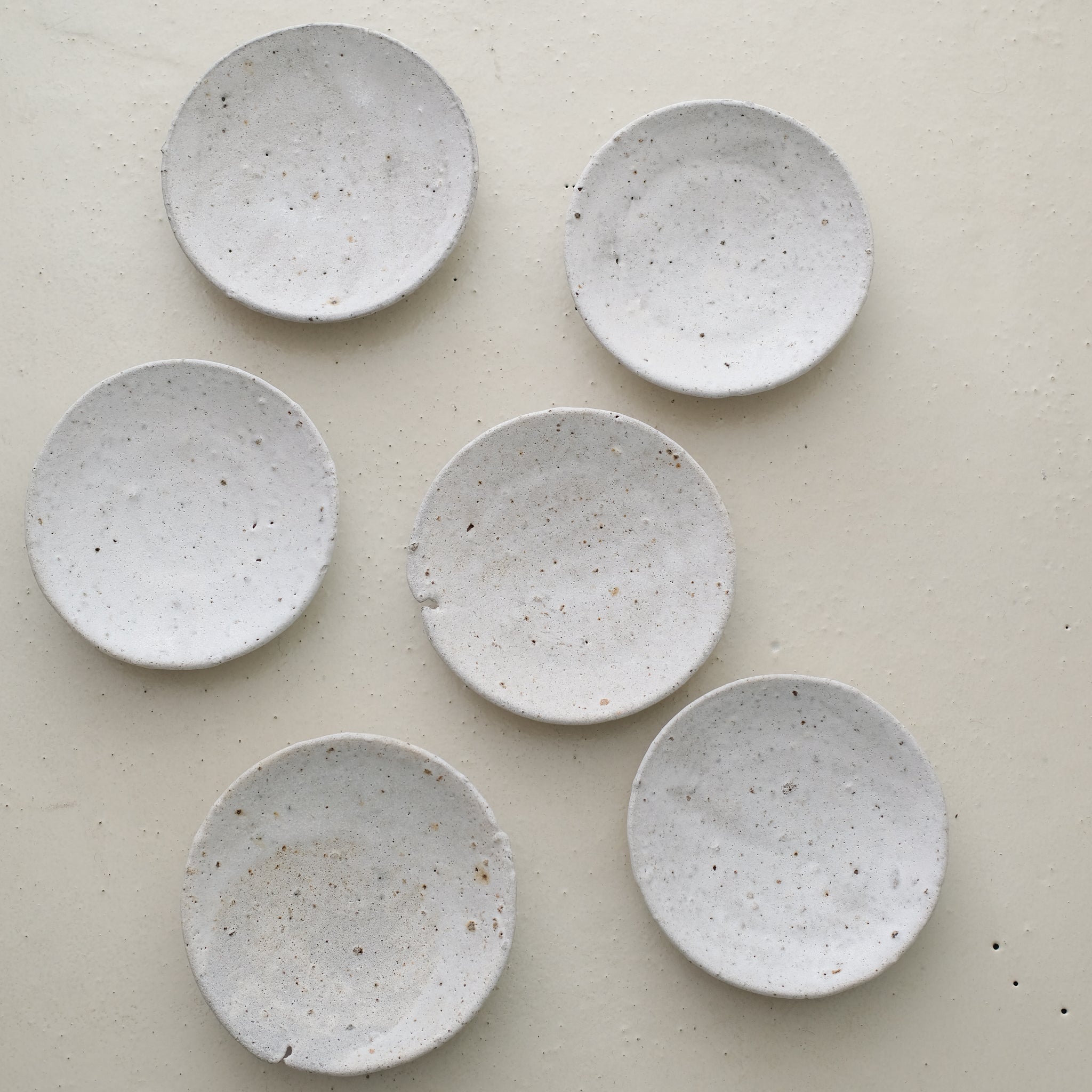 Assiette Moon blanc mat par le céramiste Benoit Audureau chez Brutal Ceramics