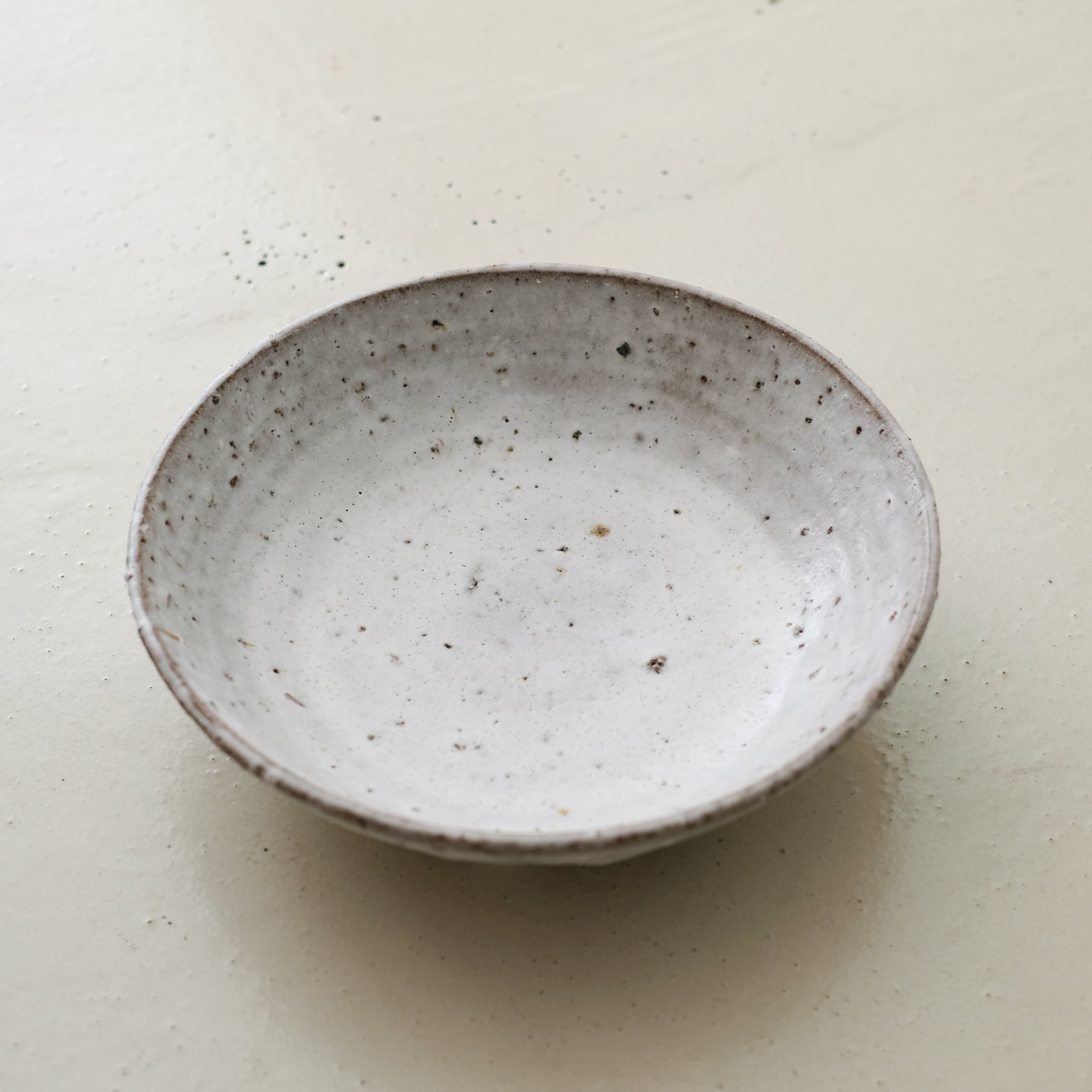 Saladier en terre d'Aizenay D 30cm - blanc par Benoit Audureau chez Brutal  Ceramics