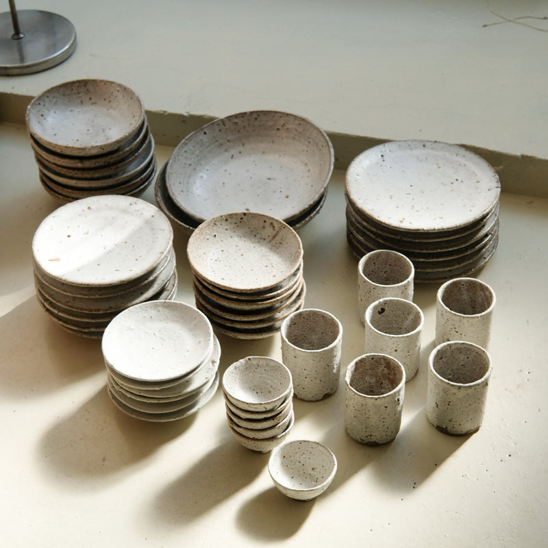 Assiette creuse en terre d'Aizenay D 21cm / Blanc satiné texturé de Benoit Audureau chez Brutal Ceramics