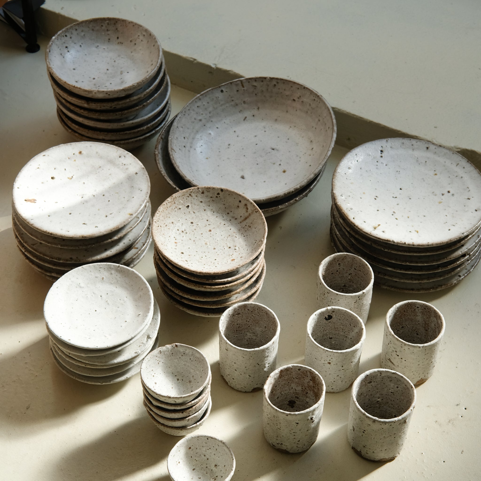 Saladier en terre d'Aizenay D 30cm - blanc par Benoit Audureau chez Brutal  Ceramics