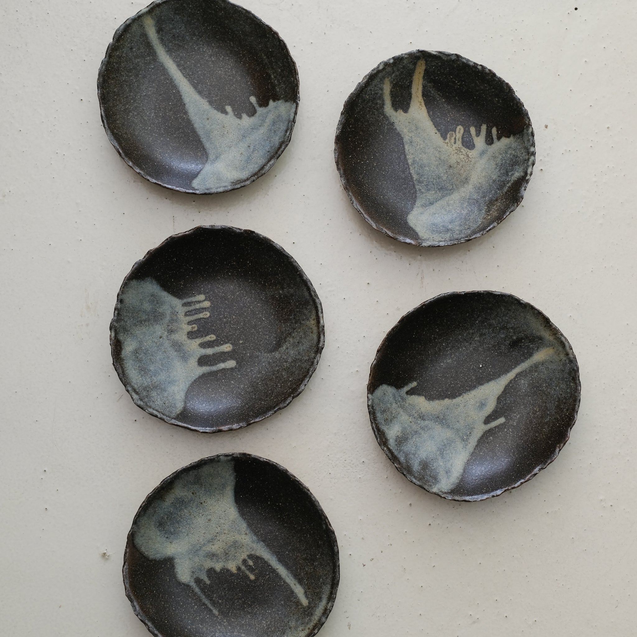 Assiette creuse Nocturne en grès D 15cm - Noir et gris bleuté mat de Eunjung Lee 