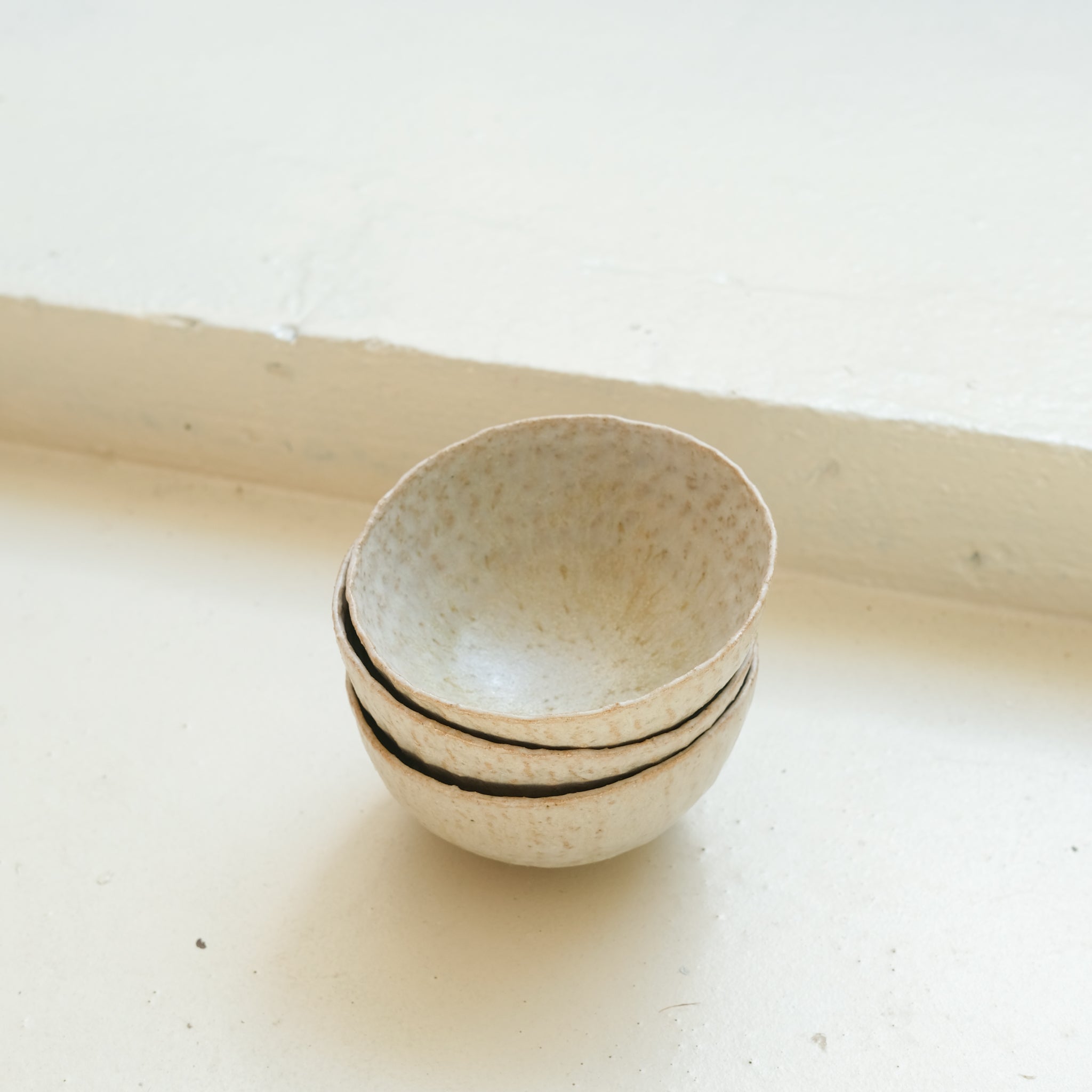 Bol brume D 14,5cm en grès - Beige de Eunjung Lee chez Brutal Ceramics