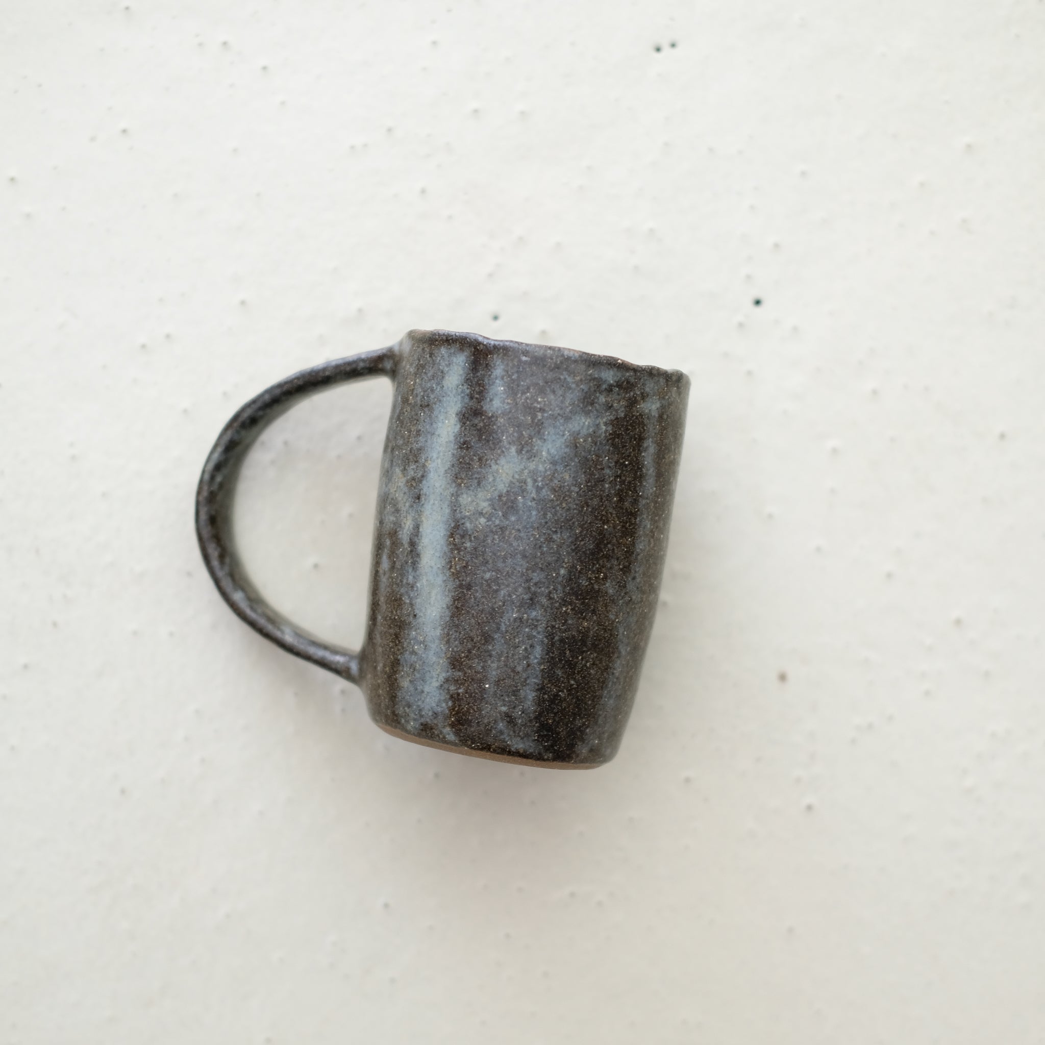 Mug Nocturne en grès 200ml - Noir et gris bleuté mat de Eunjung Lee 