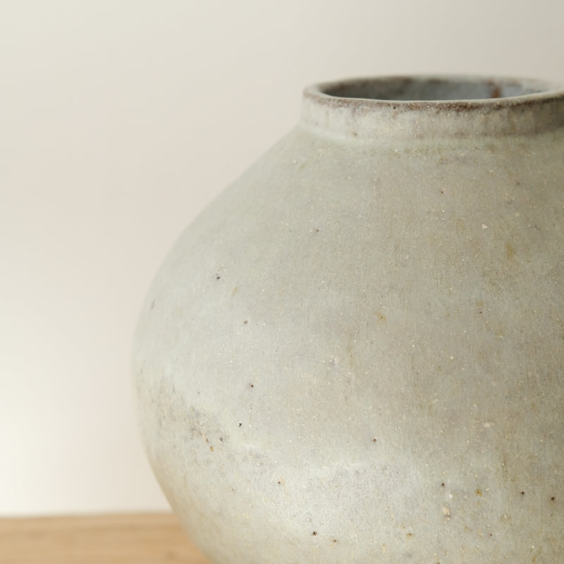 Vase Moon jar en grès H 16,5cm - Gris moucheté mat chez Brutal Ceramics