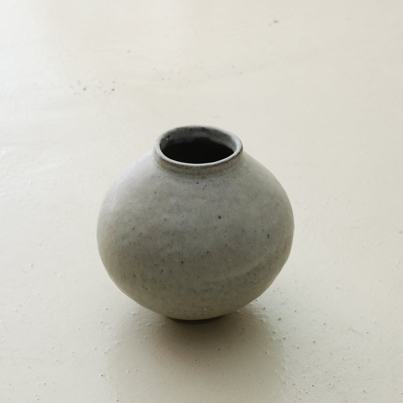 Vase Moon jar en grès H 16,5cm - Gris moucheté mat chez Brutal Ceramics