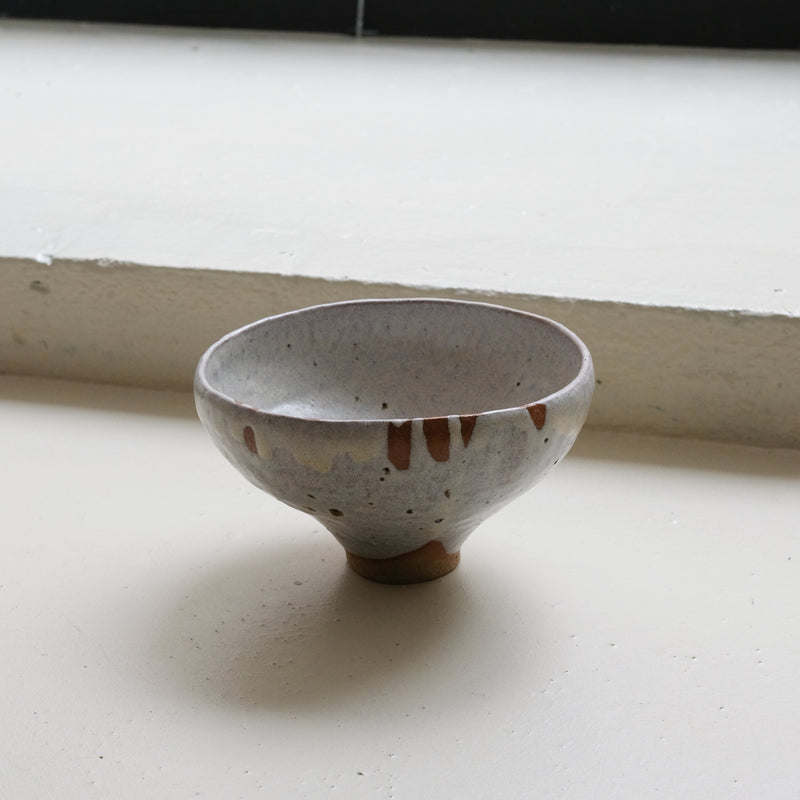 Coupe à fruit en grès H 11cm - blanc gris par la céramiste Hélène Maury chez Brutal Ceramics