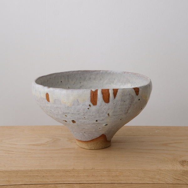 Coupe à fruit en grès H 11cm - blanc gris par la céramiste Hélène Maury chez Brutal Ceramics