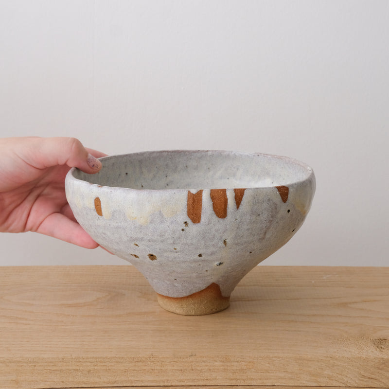 Coupe à fruit en grès H 11cm - blanc gris par la céramiste Hélène Maury chez Brutal Ceramics