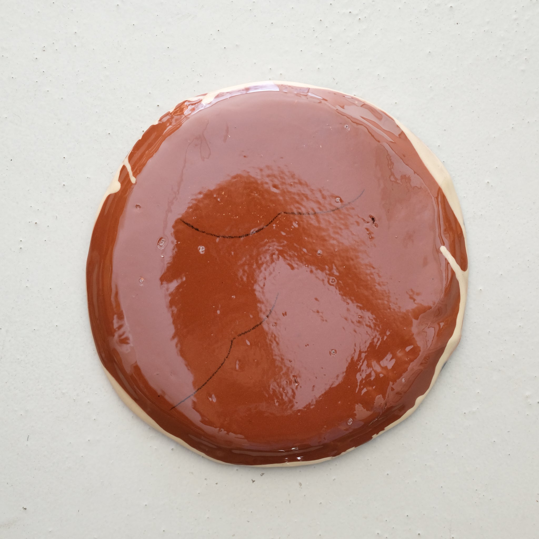 Assiette W24HB08 en faïence rouge D 27cm - Multicolore d'Héloise Bariol chez Brutal Ceramics