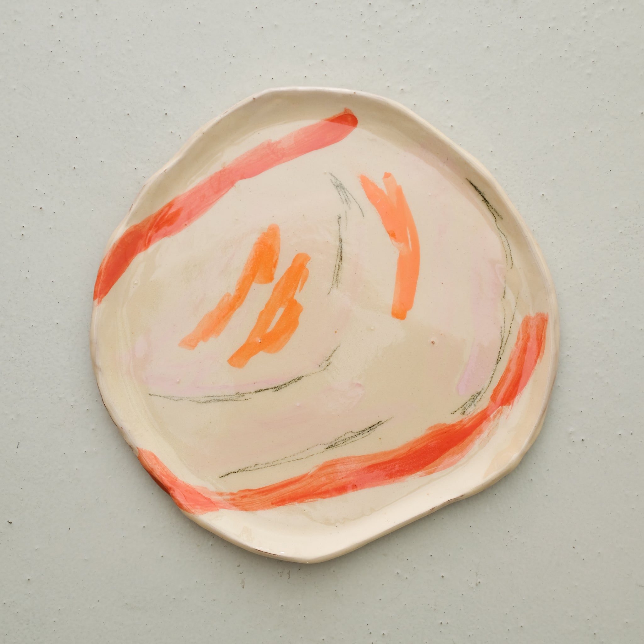 Assiette W24HB09 en faïence rouge D 27cm - Multicolore d'Héloise Bariol chez Brutal Ceramics