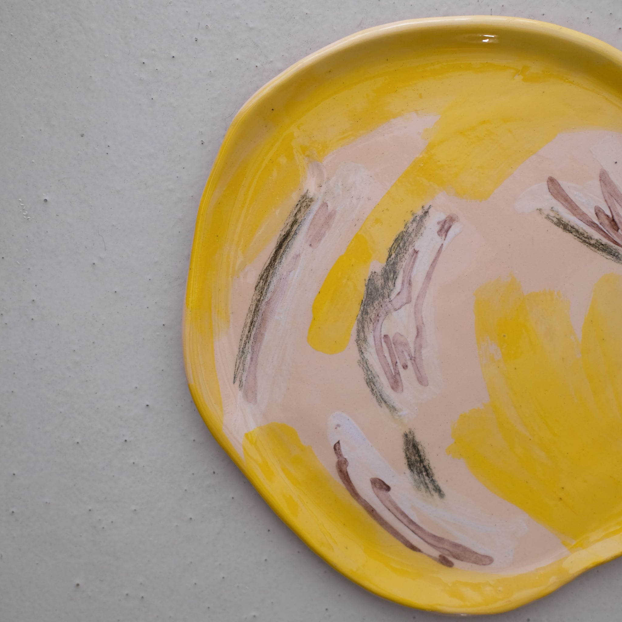 Assiette W24HB29 en faïence rouge D 27cm - Multicolore d'Héloise Bariol chez Brutal Ceramics