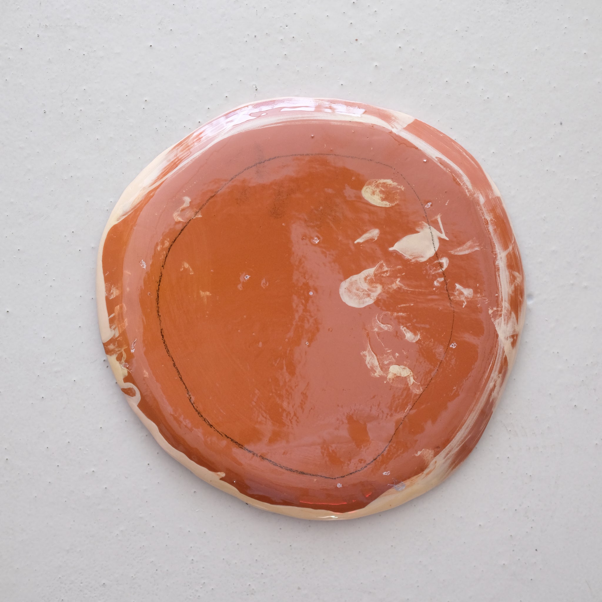 Assiette W24HB31 en faïence rouge D 27cm - Multicolore d'Héloise Bariol chez Brutal Ceramics