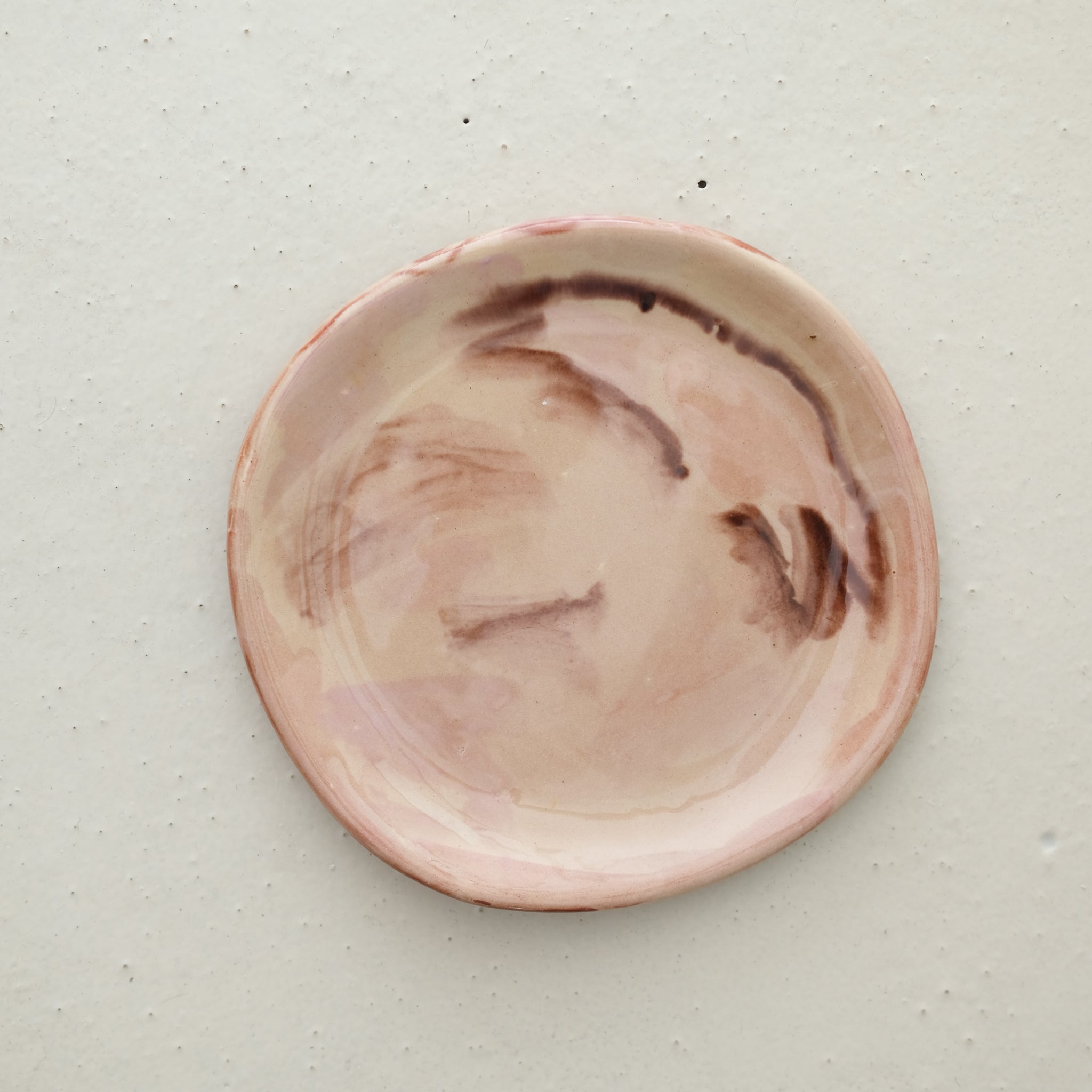 Assiette W24HB40 en faïence rouge D 27cm - Multicolore d'Héloise Bariol chez Brutal Ceramics