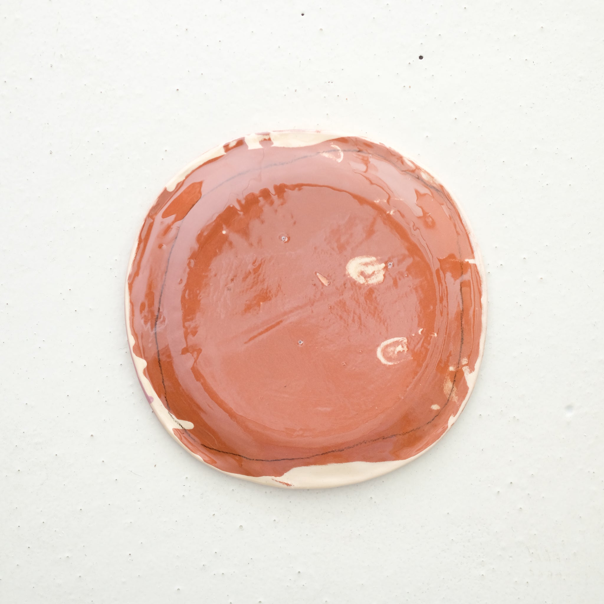 Assiette W24HB44 en faïence rouge D 27cm - Multicolore d'Héloise Bariol chez Brutal Ceramics