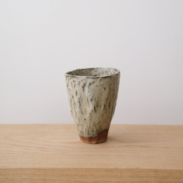 Tasse en grès 190ml - gris vert de Judith Lasry chez Brutal Ceramics
