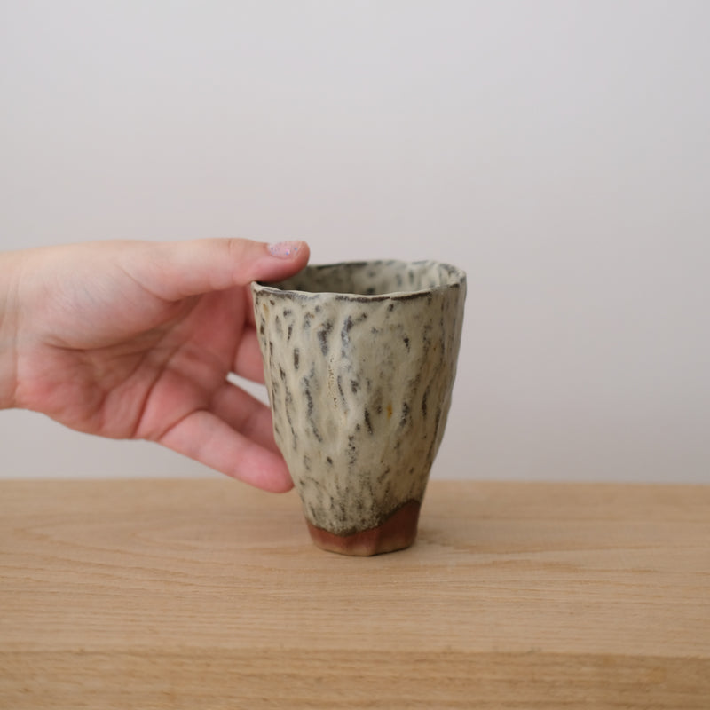 Tasse en grès 190ml - gris vert de Judith Lasry chez Brutal Ceramics